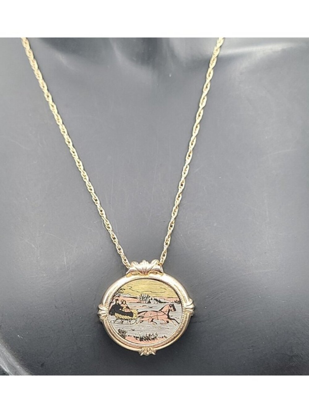 Vintage 1982 Avon Country Christmas Pendant Necklace 18" Gold Tone Chain - Picture 3 of 11